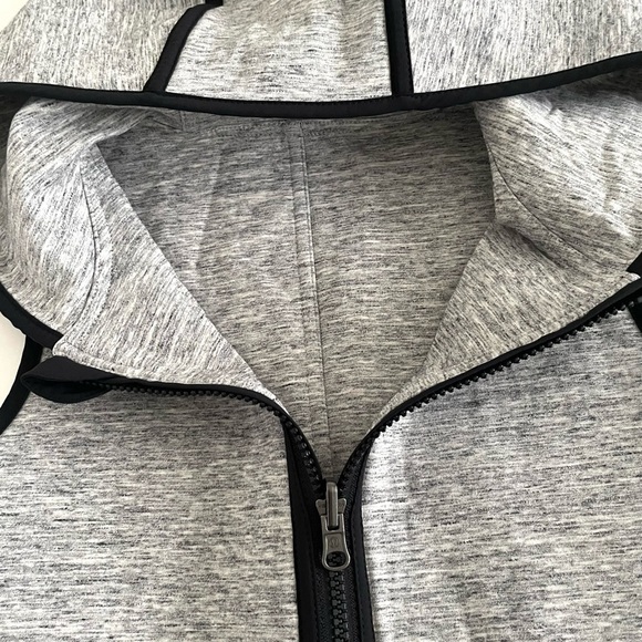 Lululemon Insculpt Reversible Vest With Hood - Picture 4 of 13